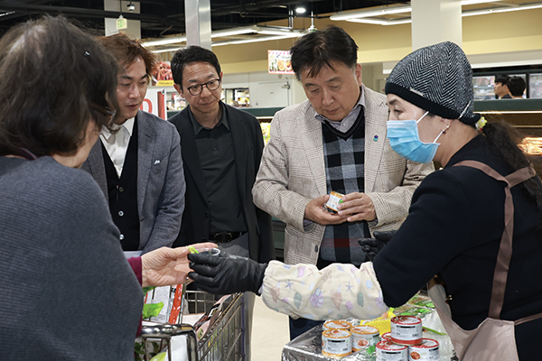 <strong>김영환 지사가 미국 애틀랜타에 개장한 충북 농식품 상설판매장에서 상품을 살펴보고 있다.</strong><br>
