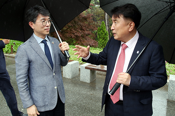 왼쪽부터 김완섭 환경부 장관과 김영환 충북지사<br>
