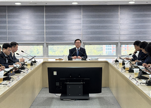 회의 주재하는 김석필 시장 권한대행<br>
