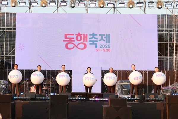 오영주 중소벤처기업부 장관이 3일 세종 중앙공원에서 열린 동행축제 개막식에서 참석자들과 세리머니를 하고 있다.<br>
