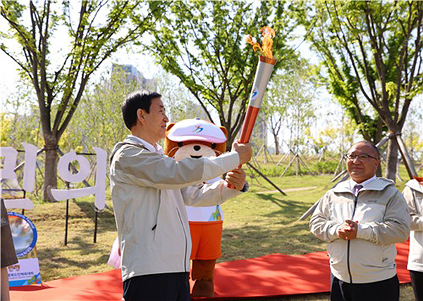 채화한 충북도민체육대회 성화를 들고 있는 조길형 충주시장<br>
