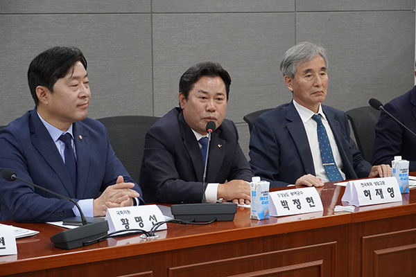 발언하는 박정현 부여군수(가운데)<br>
