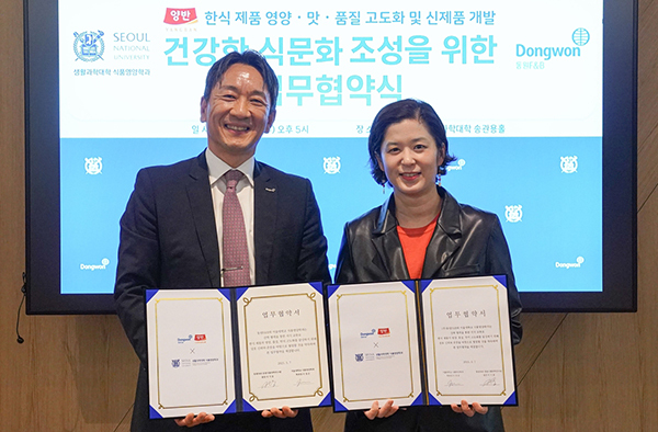 서울대학교에서 (왼쪽)이기웅 동원F&B 식품과학연구원장과 이정은 서울대학교 식품영양학과장이 업무 협약을 맺고 기념 촬영을 하고 있다.<br>
