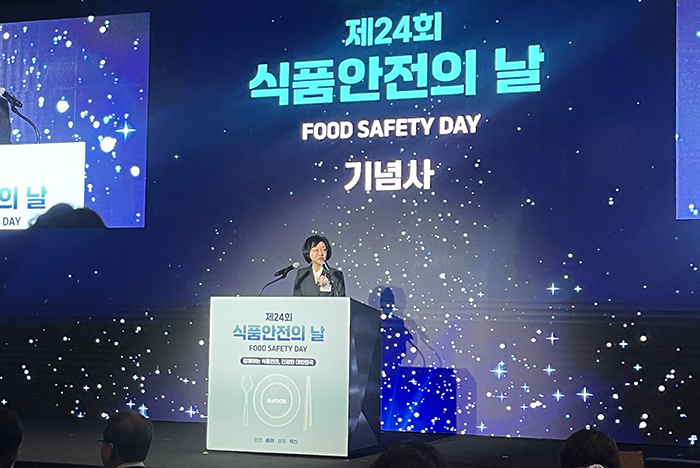 8일 제24회 식품 안전의 날 기념식에서 기념사를 하는 오유경 식약처장<br>
