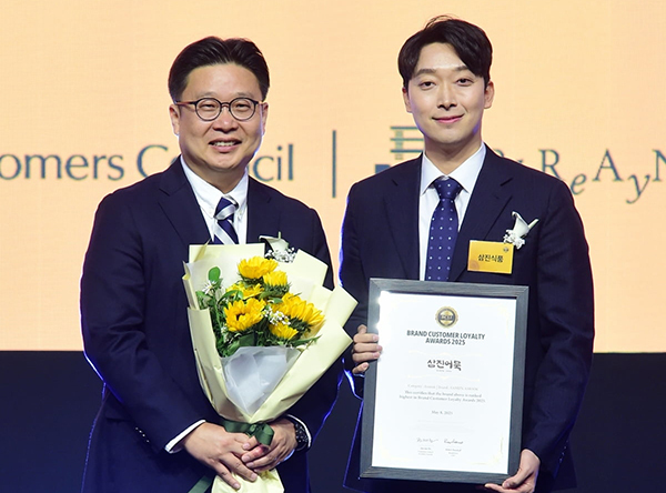 삼진어묵 박용준 대표(오른쪽)가 서경덕 한국소비자포럼 소비자위원장과 포즈를 취하고 있다.<br>
