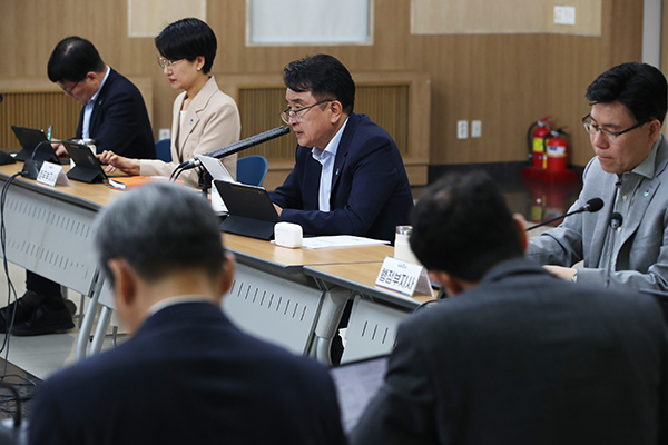 확대간부회의 주재하는 김영환 지사<br>
