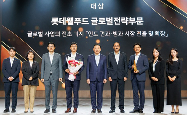 롯데어워즈 대상을 시상한 신동빈 롯데 회장(사진 왼쪽에서 다섯 번째)과 수상자인 이창엽 롯데월푸드 대표(사진 왼쪽에서 네 번째).<br>
