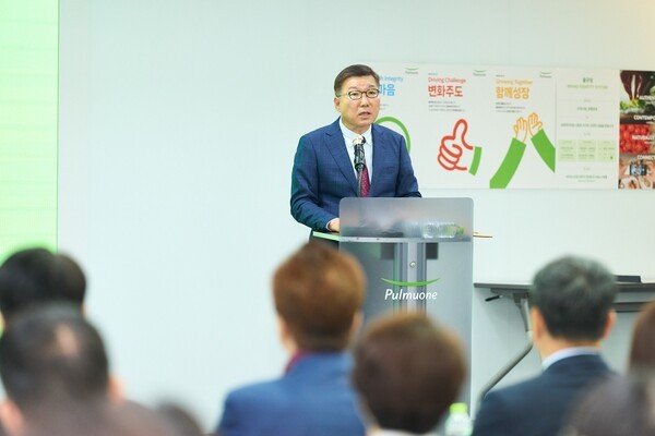 12일 서울 강남 수서 본사에서 열린 풀무원 창사 41주년 기념식에서 이우봉 총괄CEO(사진)가 창사 기념 메시지를 전하고 있다.<br>
