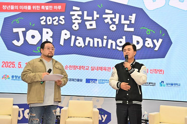 김태흠 충남도지사가 15일 아산 순천향대에서 열린 '2025 충남 청년 잡 플래닝 데이'에 참석해 청년들의 미래 직업 고민을 상담해주고 있다.<br>
