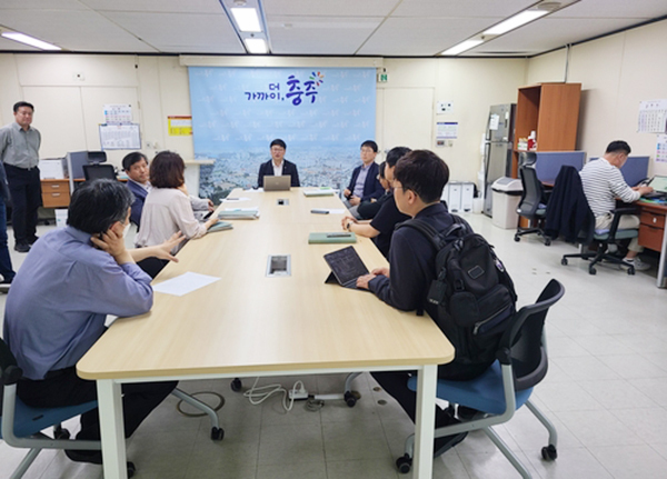 <strong>충주시청을 찾은 동서발전 관계자들</strong><br>
