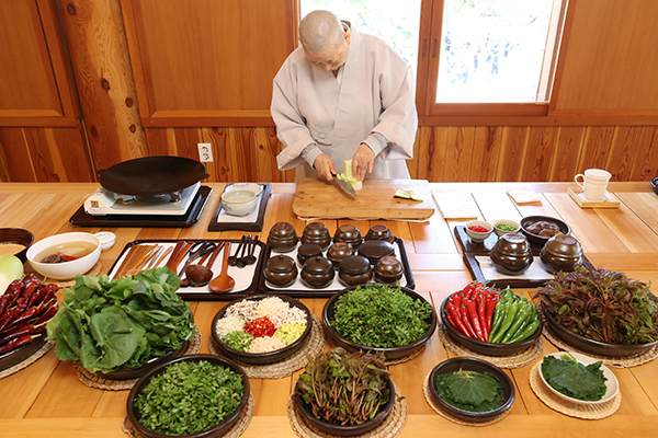 사찰음식 선보이는 계호스님<br>
