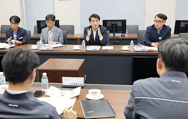 한화 보은사업장을 찾아 주소 이전 부탁하는 최재형 보은군수<br>

