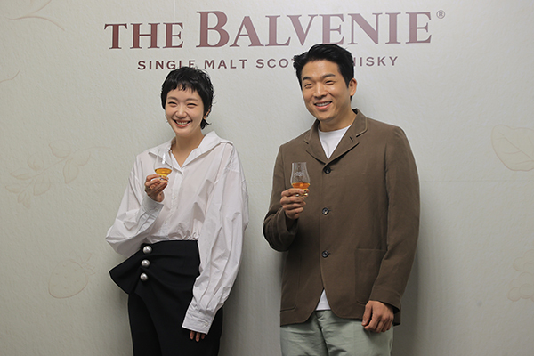 배우 김고은과 안성재 셰프가 26일 서울 성동구 성수동 피치스 도원에서 열린 발베니 메이커스 테이블 프리오픈 행사에서 포즈를 취하고 있다.<br>

