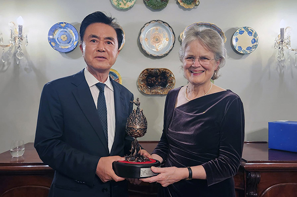 김태흠 충남지사와 프랑세스 애덤슨 남호주 주총독<br>
