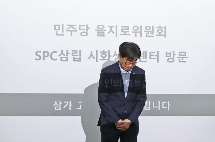 김범수 SPC삼립 대표이사가 21일 오후 경기도 시흥시 SPC삼립 시화생산센터에서 열린 더불어민주당 을지키는민생실천위원회 방문일정에서 지난 19일 발생한 노동자 사망 사고와 관련해 고개숙여 사과하고 있다.<br>
