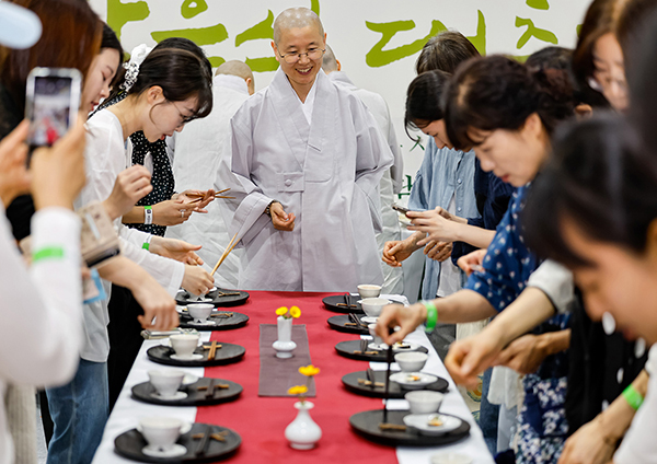 aT센터 제1전시장에서 열린 '제4회 사찰음식 대축제'에서 방문자들이 스님의 지도를 받아 사찰음식을 체험하고 있다. 