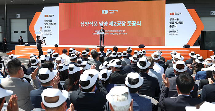 11일 경남 밀양시 부북면 나노융합국가산업단지에서 열린 ''에서 삼양식품 김정수 부회장이 기념사하고 있다.<br>
