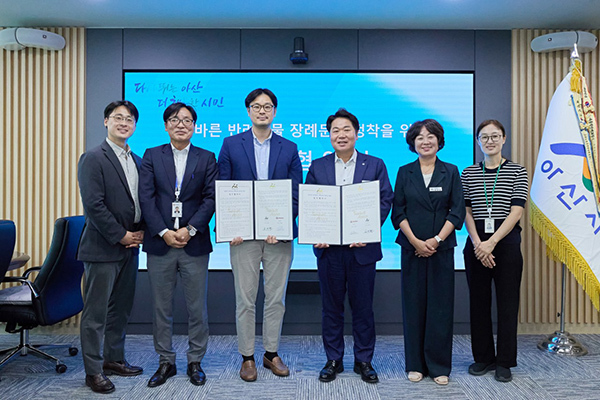 기념촬영하는 오세현 시장(오른쪽 3번째)과 관계자들<br>
