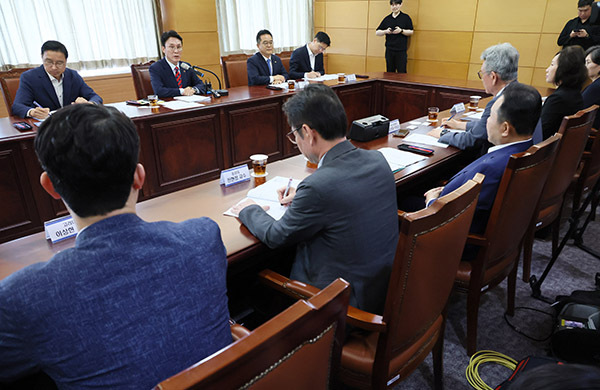 김민석 국무총리 후보자가 14일 서울 종로구 통의동 금융감독연수원에 마련된 청문회 준비단 사무실에서 식품·외식업 협회와 전문가 등이 참석한 가운데 열린 밥상물가 안정을 위한 경청 간담회에서 발언하고 있다.<br>
