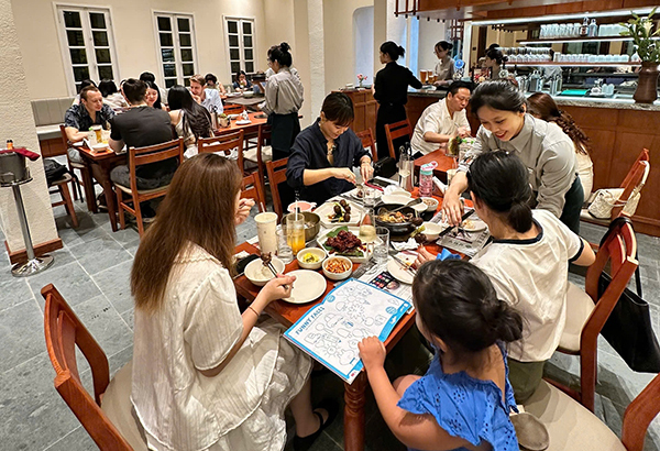 하노이 삼원정 2호점서 한식 즐기는 베트남 현지인들<br>
