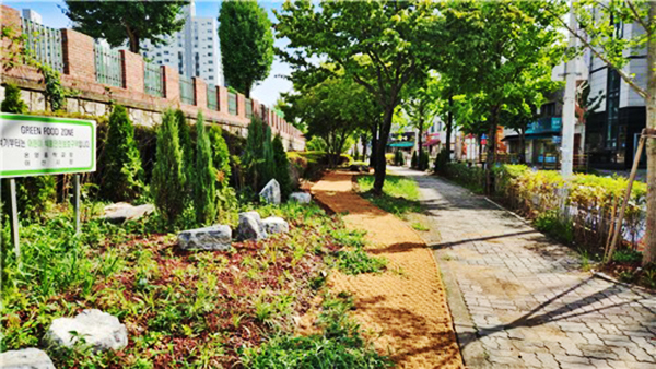 아산 용화초등학교 통학로에 조성된 자녀안심그린숲<br>
