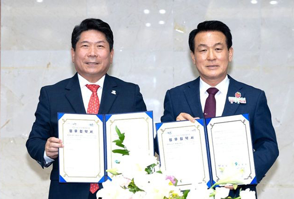 김창규 제천시장(왼쪽)과 백성현 논산시장<br>
