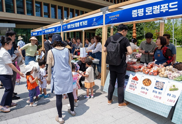 증평농·특산물 홍보·판매전이 18일 서울 여의도 국회 소통관 앞 광장에서 열리고 있다.<br>
