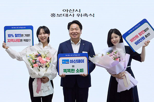 왼쪽부터 가수 김보경, 오세현 시장, 김도연 씨<br>
