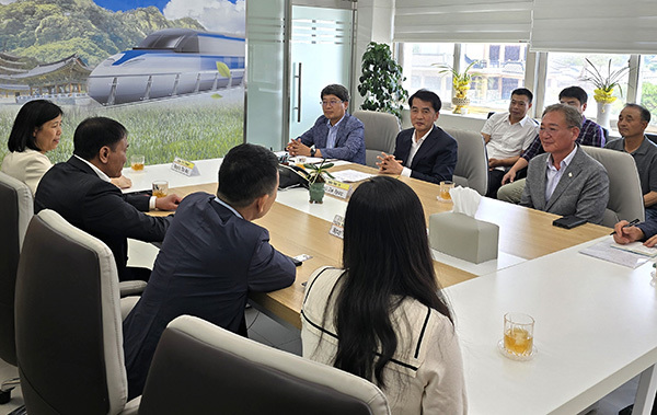 최재형 보은군수와 간담회 하는 베트남 인삼 관계자들<br>
