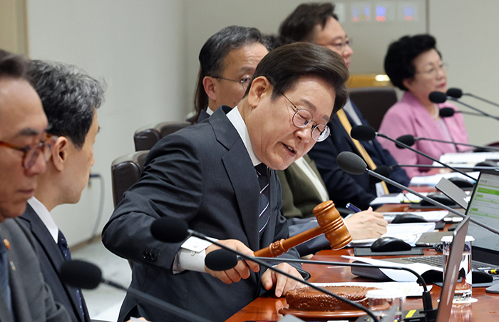 이재명 대통령이 19일 용산 대통령실에서 열린 국무회의에서 개회 선언을 하고 있다.<br>
