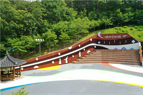 루버 디자인이 적용된 영동국악체험촌 야외무대 옹벽<br>
