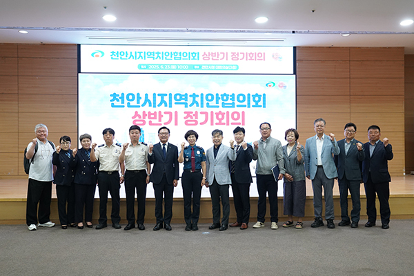 기념촬영하는 김석필 시장 권한대행(왼쪽 6번째)과 관계자들<br>
