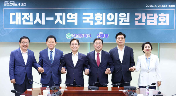 왼쪽부터 장종태 의원, 박용갑 의원, 박범계 의원, 이장우 시장, 조승래 의원, 황정아 의원<br>

