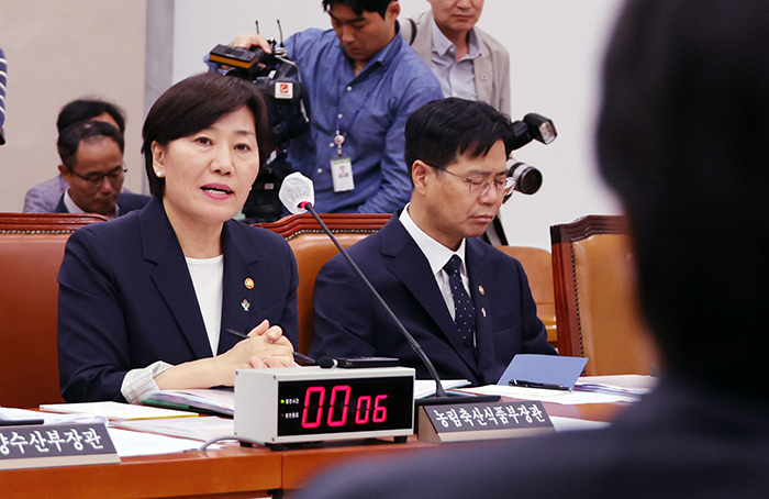 이재명 정부에서 유임된 송미령 농림축산식품부 장관이 25일 국회 농림축산식품해양수산위원회 전체회의에서 진보당 전종덕 의원의 자진 사퇴 요구에 입장을 밝히고 있다.<br>
