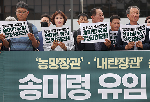 국민과 함께하는 농민의 길이 26일 서울 용산구 대통령실 인근에서 '송미령 농림축산식품부 장관 유임 철회 촉구 기자회견'을 열고 있다. <br>
