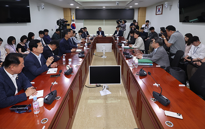 송미령 농림축산식품부 장관이 27일 국회에서 열린 더불어민주당 농림축산식품해양수산위원회 위원들과의 당정간담회에서 발언하고 있다.<br>
