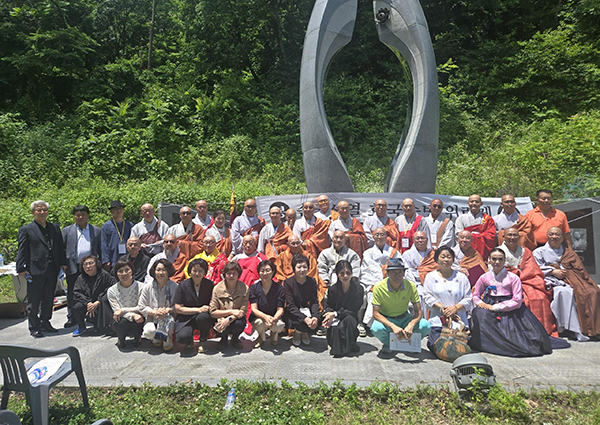 충북 옥천 가산사에서 개최된 호국승병 위령제 봉행에 참석한 사부대중.<br>
