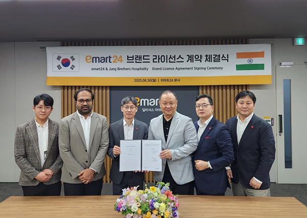 이마트24 최진일 대표(왼쪽에서 세번째), 인도 시장 1세대 한인 사업가 피터 정 대표(오른쪽 세번째), 솔리테어 라케시 제이파탁 리징파트 총괄디렉터(왼쪽에서 두번째)<br>
