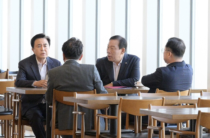 대전, 세종, 충남·북 4개 시도 단체장들이 지난달 19일 세종시에서 만나 새 정부 들어 추진되는 해양수산부 부산 이전 문제를 포함해 현안을 논의하고 있다. <br>

