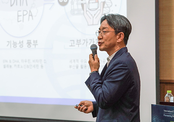 <strong>참치의 영양학적 가치를 발표 중인 이기웅 동원F&B 식품과학연구원장</strong><br>
