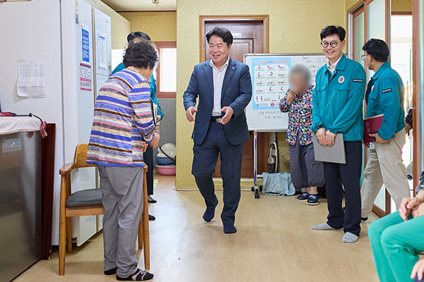 경로당 방문한 오세현 시장(중앙)<br>
