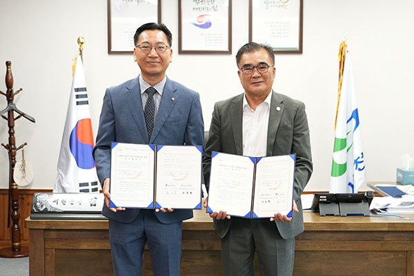 김기웅 서천군수(오른쪽)와 문문철 한국산업단지공단 전북지역본부장<br>
