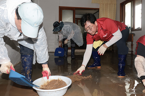국민의힘 송언석 비상대책위원장 겸 원내대표를 비롯한 당 관계자들이 19일 수해를 당한 충남 예산군 용동3리를 찾아 복구 작업을 하고 있다.<br>
