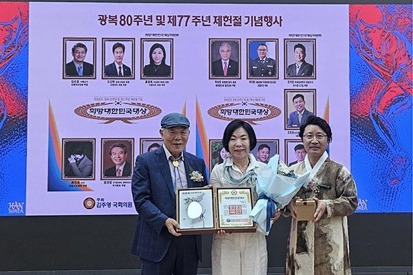 ‘희망대한민국대상’을 수여받고 기뻐하는 가수 최진희씨와 대회장 김영진(왼쪽) 전농림부장관과 위원장 한한국(오른쪽)씨.<br>
