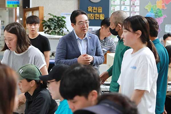 소비쿠폰 발급 안내하는 황규철 옥천군수<br>
