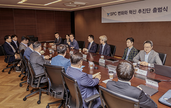 서울 양재동 SPC그룹 본사에서 21일 열린 '변화와 혁신 추진단' 출범식에서 송영수 파리크라상 노조위원장이 발언하고 있다. 뒷줄 가운데가 허진수 변화와 혁신 추진단 의장.<br>

