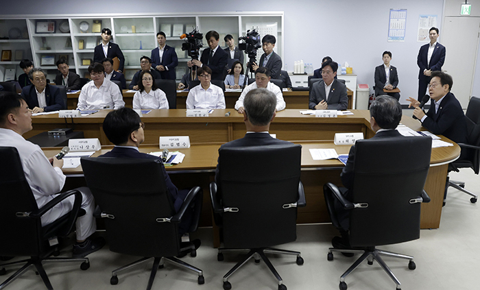 이재명 대통령이 25일 경기 시흥시 SPC 삼립 시화공장에서 열린 산업재해 근절 현장 노사간담회에서 발언하고 있다.<br>
