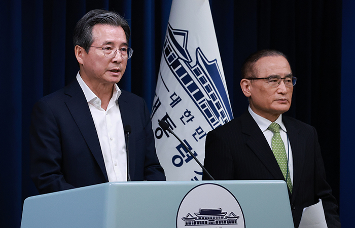 용범 대통령실 정책실장(왼쪽)과 위성락 국가안보실장이 25일 서울 용산 대통령실 청사에서 이날 강훈식 대통령비서실장 주재로 열린 통상대책회의 관련 브리핑을 하고 있다. <br>
