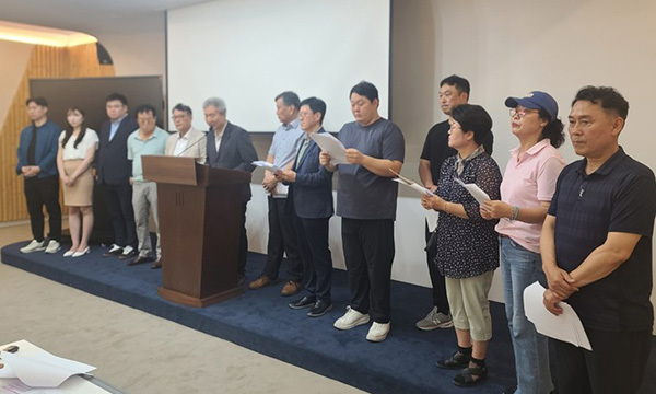 기자회견 하는 육거리종합시장상인회와 시민사회단체 회원들<br>
