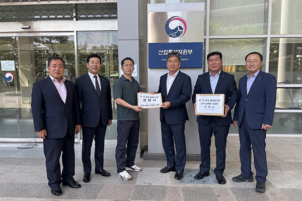전국 농축협 조합장 대표들이 29일 산업통상자원부를 방문해 성명서를 전달했다. (왼쪽부터)이은승 충남축협운영협의회 조합장(세종공주축산농협), 이보형 농협 벼 전국협의회 조합장(광천농협), 정부관계자, 문병완 농협RPC전국협의회 조합장(보성농협), 이덕우 축산발전협의회 조합장(남양주축산농협), 신화범 사과전국협의회 조합장(북부농협).<br>
